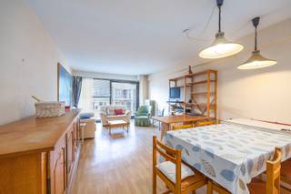 - Twee volwaardige slaapkamers<br />- Hoger verdiep<br />- Lateraal zeezicht<br />- Zongericht <br /><br /><br />In het hart van Oostende bieden we dit aangename appartement aan, gelegen op een hoger verdiep (7de) met prachtig lateraal zeezicht. Dankzij de centrale ligging geniet je van een vlotte bereikbaarheid, mooie winkelstraten en alle troeven die een kwaliteitsvolle badstad te bieden heeft.<br />Perfect als tweede verblijf, vakantiewoning of investering met mooi verhuurpotentieel<br /><br />Dit appartement combineert een mooie oppervlakte met een toplocatie in Oostende, waardoor het een kans is die je niet wil missen! <br /><br />indeling: inkom, lichtrijke woonkamer met raampartijen tot op de grond, balkon met fantastisch lateraal zeezicht, ingerichte keuken, afzonderlijk toilet, badkamer voorzien van ligbad, bidet en wastafel, twee volwaardige slaapkamers, terras achteraan. Privatieve kelderberging inbegrepen. <br /><br />EPC: 128/kWh - elektriciteit conform gekeurd <br /><br />Contacteer ons voor meer informatie of een bezichtiging ter plaatse via Immo De Beus 059 510 300. <br />