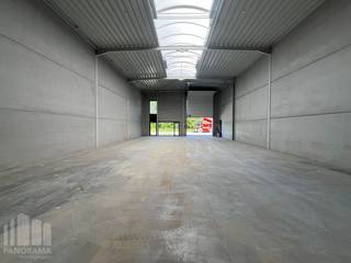 Fantastisch gelegen <strong>nieuwbouw KMO-unit</strong>, met zeer vlotte bereikbaarheid. Deze <strong>casco </strong>unit bevindt zich op een strategische locatie, op slechts 2,5 km naar de <strong>E40 </strong>op- en afrit 19 Aalst. Deze locatie biedt vlotte verbindingen naar Gent, Brussel en omliggende regio’s.<br /><br />De opslagruimte heeft een oppervlakte van 300 m² en is uitgerust met één sectionale poort en lichtstraten met rookluik. De loods heeft daarnaast een vrije hoogte van 6 meter. Tevens zijn er <strong>2 parkeerplaatsen</strong> voorzien en ruime manoeuvreerruimte.<br /><br />Heeft u interesse of wenst u graag meer details over dit aanbod? Neem contact op met Gill PANORAMA B2B voor meer info, plannen of een vrijblijvend plaatsbezoek via <strong>09 219 90 30</strong>.