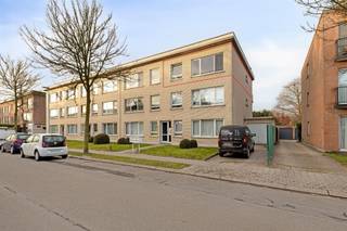 <p><span>Instapklaar hoekappartement op hoogste verdieping met zuid terras op gunstige locatie</span></p><p><span> </span></p><p><span>Dit instapklare appartement is gunstig gelegen op aan de Acht Eeuwenlaan in Edegem, een gegeerde en residentiële buurt met een vlotte bereikbaarheid. Winkels, scholen, openbaar vervoer, Domein Hof ter Linden en belangrijke invalswegen bevinden zich in de nabije omgeving. De combinatie van rust en bereikbaarheid maakt deze locatie ideaal voor zowel eigen bewoning als investering.</span></p><p><span> </span></p><p><span>INDELING</span></p><p><span>Het appartement heeft een bewoonbare oppervlakte van 87 m², is gelegen op de bovenste verdieping en werd in 2012 gerenoveerd. </span></p><p><span>Je komt binnen in een ruime inkomhal voorzien van een gastentoilet. De ruime leefruimte is licht en stil dankzij de hoeklocatie. Aansluitend ligt de goed uitgeruste keuken die desgewenst kan opengemaakt worden. Verder beschikt het appartement over twee volwaardige slaapkamers en een badkamer met bad/douchecombinatie. Via beide kamers is er toegang tot het zuid gericht terras aan de achterzijde.</span></p><p><span> </span></p><p><span>De  extra ruime en hoge garagebox is groot genoeg voor het plaatsen van een camionette en kan aangekocht worden voor 30.000€.</span></p><p><span>De gemeenschappelijke kosten bedragen €110.</span></p><p><span> </span></p><p><span>BIJZONDERHEDEN</span></p><p><span>- verzorgd en instapklaar appartement</span></p><p><span>- eigen nutsvoorzieningen (water en gas)</span></p><p><span>- lage maandelijkse lasten</span></p><p><span>- dak conform geïsoleerd</span></p><p><span>- geschikt als investering of eigen bewoning</span></p><p><span> </span></p><p><span> </span></p><p><span> </span></p><p><span> </span></p>