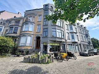 <strong>SCHAERBEEK </strong>- Vlak bij het Hamoirpark kunt u dit prachtige appartement met 2 slaapkamers van ± 130 m² ontdekken, volledig gerenoveerd met hoogwaardige afwerking.<br /><br /><br /><strong><span>Op de 2e verdieping</span> :</strong><br />
<ul>
<li>Entree</li>
<li>Ruime, lichte woonkamer van ± 50 m²</li>
<li>Volledig uitgeruste open keuken</li>
<li>Voorraadkamer</li>
<li>Kantoor van ± 7 m²</li>
<li>Slaapkamer 1 van ± 13 m² met aangrenzende doucheruimte en inloopkast</li>
<li>Slaapkamer 2 van ± 13 m² met aangrenzende inloopkast</li>
<li>Badkamer (bad – wastafel)</li>
<li>Wasruimte met apart toilet</li>
</ul>
<br />EPB: C<br /><br />Direct beschikbaar!<br /><br /><span>Kosten</span> : 50 €/maand (gemeenschappelijke kosten)