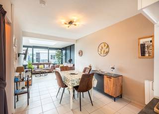 Instapklare bungalow met twee slaapkamers en aangenaam terras te koop in vakantiedomein "De Grote Zeemeeuwen".<br /><br />De bungalow werd als volgt ingedeeld: inkomdeur | uitgeruste keuken | ruime leefruimte met toegang tot aanpalend terras | badkamer met douche, toilet en lavabo in meubel | 1ste slaapkamer met dubbel bed | 2de slaapkamer met stapelbed. <br /><br />Het dak en de gevels werden recentelijk geïsoleerd. Alle ramen werden reeds vervangen door hoogrendementsbeglazing in PVC raamprofielen. De elektrische installatie is conform! <br /><br /> Mits plaatsen van een warmtepomp wordt het EPC direct een label D. Simulatie van erkend energiedeskundige voorhanden! <br /><br />Er is voldoende parkeergelegenheid voor de deur.<br /><br />Op zoek naar uw instapklaar stekje aan zee? Contacteer ons snel voor meer info.