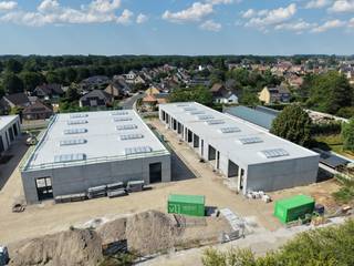 <strong>*** LAATSTE 5 LOODSEN TE KOOP ***</strong><br /><br />Op zoek naar een goed gelegen, kwalitatieve opslag- of atelierruimte voor uw onderneming?<br />Ontdek <strong>Sarospark</strong>: een nieuw <u>vergund </u>KMO-project bestaande uit 25 functionele, duurzame KMO-units, gelegen in de <strong>Sarosstraat 16 te Berlare</strong>.<br /><br /><strong>Strategische locatie</strong>
<ul>
<li><span>Slechts <strong>13 km van de E17-afrit Lokeren</strong></span></li>
<li><span>Op <strong>1,5 km van de N416</strong> (steenweg richting Wetteren)</span></li>
<li><span>Vlot bereikbaar voor klanten, leveranciers én personeel</span></li>
</ul>
<strong>Moderne en duurzame afwerking</strong><br />De nieuwbouwloodsen zijn uitgerust met:
<ul>
<li><span>Geïsoleerde staalstructuur met betonplint</span></li>
<li><span>Sandwich- of polycarbonaatpanelen & geïsoleerd steeldeck</span></li>
<li><span>Automatische sectionaalpoort met aparte toegangsdeur</span></li>
<li><span>Grote raampartijen voor natuurlijk daglicht</span></li>
<li><span>Gepolierde betonvloer en lichtstraat met rookluik</span></li>
</ul>
<strong>Flexibele oppervlaktes</strong>
<ul>
<li><span>Units beschikbaar vanaf <strong>125 m² tot 167 m²</strong></span></li>
</ul>
<strong>Ideaal voor opslag, atelier of kleine productie</strong><br /><br /><strong>Prijs aangeboden unit 126 m² - 224.635 € excl. BTW</strong><br />(Exclusief btw, parkeerplaatsen, nutsvoorzieningen en overige kosten)<br /><br /><strong>Verdere vragen of wenst u een afspraak?</strong><br />Contacteer ons vrijblijvend via <strong>0475 32 51 89</strong> of stuur een e-mail voor meer info.