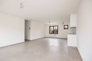 Dit volledig gerenoveerd appartement (2025) op de eerste verdieping bevindt zich op een zeer centrale en gegeerde locatie in Wilrijk, vlak bij het ziekenhuis, openbaar vervoer en groene parken. Dankzij de doordachte indeling en kwalitatieve afwerking is dit een ideale woning voor wie comfortabel en praktisch wil wonen.<br /><br />Indeling:<br />Bij binnenkomst treft u een aangename inkomhal met gastentoilet. De lichtrijke leefruimte sluit aan op een modern ingerichte keuken, volledig vernieuwd met hedendaagse toestellen. Het appartement beschikt over twee volwaardige slaapkamers en een badkamer met wc.<br /><br />Vanuit de slaapkamer en leefruimte heeft u toegang tot de twee aangename terrassen, perfect om te genieten van een rustige avond of een ontbijt in de zon.<br /><br />Verder beschikt het gebouw over een gemeenschappelijke fietsenberging.<br /><br />Troeven op een rij:<br />✔️ Asbestveilig<br />✔️ Elektriciteit conform<br />✔️ Geen renovatieplicht<br />✔️ Twee terassen<br />✔️ Gemeenschappelijke fietsenberging<br />✔️ Zeer goed gelegen: nabij openbaar vervoer, invalswegen en groen.<br /><br />Dit appartement staat te koop voor 335.000 EUR.<br /><br />Graag meer info/een bezoek? Contacteer ons via 0492 83 88 19 of jarno@groepvanhaute.be