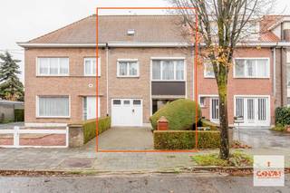 Deze toffe gesloten bebouwing is <strong>rustig en gunstig</strong> gelegen in Mariakerke aan de grens met Gent en Wondelgem, in een gezellige woonwijk. Dankzij de aangelegde fietsstraten staat u vlot in het centrum van Gent. Ook verschillende invalswegen zijn nabij waardoor u zo op uw bestemming staat. Verder heeft u scholen, winkels en recreatie in de buurt. Nabij de woning is <strong>publieke speelzone </strong>aangelegd. <br /><br />Je komt binnen via de inkomhal/ <strong>garage </strong>en loopt door naar de hal met apart toilet en bergruimte. Rechts vind je de keuken, eetkamer en woonkamer die mooi aansluiten op elkaar. Er is hier eveneens veel <strong>lichtinval</strong> door de grote ramen. Via de bergruimte heb je toegang op de aangename en onderhoudsvriendelijke tuin. Hier is nog een aparte berging te vinden. Op het eerste verdiep vind je <strong>drie ruime slaapkamers</strong> en een badkamer met <strong>bad en toilet</strong>. Er is ook een <strong>ruime zolder </strong>aanwezig, dewelke momenteel toegankelijk is via zolderluik. De mogelijkheid bestaat voor het plaatsen van een vaste trap naar de zolderverdieping. <br /><br />Met enkele opfriswerken, maak je van deze woning uw thuis! Wens je graag deze woning te bezichtigen? Contacteer ons dan zeker via <strong>hallo@convas.be</strong>