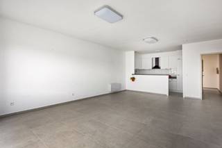 <p><span>Op zoek naar een </span><span>instapklaar appartement met veel licht en een gezellig terras</span><span>? Dan is dit appartement op de bovenste verdieping zeker een bezoek waard. Het appartement werd in </span><span>2023 volledig gerenoveerd</span><span> en beschikt over een aangename, ruime woonkamer met open keuken. Dankzij de grote raampartijen en de open indeling voelt de leefruimte extra lichtrijk en ruim aan.</span></p><p><span>Ook technisch werd het appartement grondig aangepakt. De ramen werden vernieuwd en voorzien van </span><span>hoogrendementsbeglazing</span><span>, de warmwaterboiler werd vervangen en de </span><span>elektriciteit is conform</span><span>. Daarnaast is er een </span><span>blanco asbestattest</span><span> aanwezig. Als extra troef zullen er door de verkoper nog </span><span>airco-units met warmtepompsysteem</span><span> worden geplaatst, wat zorgt voor extra comfort tijdens zowel warme als koudere dagen.</span></p><p><span>Verder beschikt het appartement over </span><span>twee slaapkamers</span><span> en een moderne badkamer met inloopdouche en dubbel badkamermeubel. Als absolute meerwaarde is er het </span><span>aangename zuidgerichte terras met open zicht</span><span>, waar u in alle rust van de zon kunt genieten. Optioneel is er bovendien een </span><span>garage bij aan te kopen voor €20.000</span><span>.</span></p><p><span>Een ideale woonst voor </span><span>starters, koppels of als investering</span><span>.</span></p>