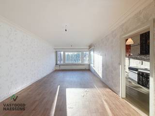 Dit te renoveren 2 SLPK APP is gelegen op de derde verdieping van de residentie Center House, de residentie bevindt zich aan de rand van het stadscentrum waardoor u alles op wandelafstand terugvindt. Het appartement beschikt over een ruime inkomhall vanwaar toegang is tot de lichtrijke woonkamer met aansluitend de keuken met berging. Grenzend aan de keuken vinden we nog een terras terug. De ruime slaapkamers bevinden zich achteraan het appartement. Verder is er een afzonderlijk toilet, en een badkamer voorzien van ligbad. Het appartement vereist de nodige renovatiewerken maar beschikt over enorm veel potentieel. Er hoort tevens een kelder bij het appartement!