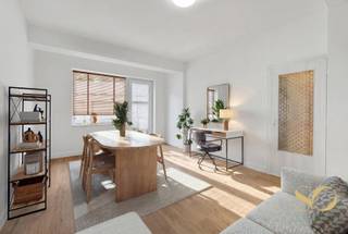 Op de grens tussen Ganshoren en Jette, op het gelijkvloers van een klein gebouw met 4 entiteiten zonder syndicus, aangenaam appartement van ±47 m².<br />Het bestaat uit een ruime woonkamer van ±20 m², een aparte ingerichte keuken, één slaapkamer, een badkamer met washoek, een apart toilet en een zuidwestgericht terras.<br />Individuele tellers, gasketel, dubbele beglazing. Elektriciteit conform.<br />Lage kosten, rustige en residentiële omgeving, onmiddellijke nabijheid van openbaar vervoer en winkels.<br />Perfect geschikt als vertegenwoordigerskantoor, voor een vrij beroep, een boekhoudkantoor of voor studenten dankzij de nabijheid van de UZ-campus.<br />Garagebox te koop voor €25.000.<br />Bezoek zeker waard!