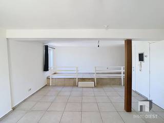 <p><span>Centraal gelegen duplex appartement in het historisch centrum van Diest op wandelafstand van Grote Markt, station, scholen en winkels.</span></p><p><span> </span></p><p><span>Indeling: <br />- Woonkamer<br />- Keuken<br />- 2 slaapkamers<br />-,Badkamer + toilet</span></p><p><span> </span></p><p><span>De huurprijs is €770,00 en de gemeenschappelijke kosten zijn inbegrepen.</span></p><p><span> </span></p><p><span>BEZOEKEN, DAT KAN!</span></p><p><span> </span></p><p><span>Vul de huuraanvraag in op <span>www.immoDiest.be</span></span><span> (onder te huur -> Zeven Weeënstraat 1-bus 3, 3290 DIEST- > ORANJE KNOP 'HUURAANVRAAG'). Van zodra wij deze informatie ontvangen hebben, nemen wij contact op met u.</span></p><p><span> </span></p><p><span> </span></p>
