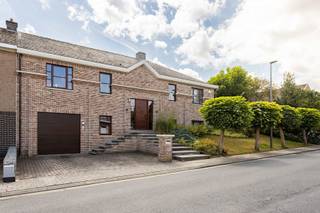<p><strong><span>Ruime gezinswoning met mogelijkheden voor wonen en werken in Mollem (Asse)</span></strong></p>
<p><span>Bent u op zoek naar een ruime gezinswoning waar u wonen en werken perfect kunt combineren? Dan is deze veelzijdige woning, gelegen in het rustige en groene Mollem (Asse), zeker een bezoek waard. Dankzij de ruime indeling en tal van mogelijkheden is deze woning ideaal voor grote gezinnen, maar ook voor zelfstandigen die graag werk en privé onder één dak willen combineren.</span></p>
<p><span>Indeling</span></p>
<p><span>Bij het binnenkomen wordt u verwelkomd in een lichtrijke inkomhal die toegang geeft tot de bovengelegen leefruimte van maar liefst 42 m². Aansluitend bevindt zich de praktische en goed onderhouden keuken. Verder beschikt deze verdieping over een eerste slaapkamer met balkon, een apart toilet, een dressingruimte en een ruime badkamer met dubbele wastafel en ligbad.</span></p>
<p><span>Op de gelijkvloerse verdieping bevinden zich drie volwaardige slaapkamers (19,5 m², 17,5 m² en 13,5 m²). Daarnaast vindt u hier een tweede badkamer, uitgerust met een douche en toilet, een ruime kelderruimte en een inpandige garage met rechtstreekse toegang tot de tuin.</span></p>
<p><span>De zolderverdieping van maar liefst 55 m² biedt nog heel wat extra potentieel. Mits het plaatsen van een vaste trap kan deze ruimte perfect worden ingericht als extra slaapkamer, hobbyruimte, bureau of polyvalente ruimte.</span></p>
<p><span>Ook buiten heeft deze woning heel wat te bieden. De aangename tuin met vijver vormt de ideale plek om na een drukke werkdag helemaal tot rust te komen. Dankzij de zuidoostelijke oriëntatie geniet u bovendien van een mooie lichtinval en aangename buitenmomenten.</span></p>
<p><strong><span>Troeven</span></strong></p>
<ul>
<li><span>Gunstig EPC – geen renovatieverplichting</span></li>
<li><span>Zonnepanelen aanwezig</span></li>
<li><span>Zuidoostelijk georiënteerde tuin</span></li>
<li><span>Vier slaapkamers, met mogelijkheid tot uitbreiding</span></li>
<li><span>Zolderverdieping van 55 m² met extra potentieel</span></li>
<li><span>Inpandige garage met rechtstreekse toegang tot de tuin</span></li>
<li><span>Ideaal voor grote gezinnen en/of zelfstandigen</span></li>
</ul>
<p><span>Kortom, een unieke kans voor wie op zoek is naar een ruime en veelzijdige woning met tal van mogelijkheden, in een rustige en groene omgeving van Mollem.</span></p>
<p><span>Interesse? Contacteer ons vandaag nog voor een bezoek ter plaatse!<br /><strong>info@impromove.be - </strong></span><strong>02 887 80 56</strong></p>