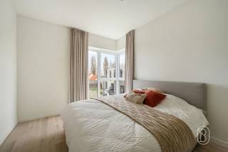 Ontdek deze aantrekkelijke nieuwbouwwoningen in de Emmaweg te Adinkerke, nabij De Panne, waar comfortabel en energiezuinig wonen hand in hand gaan. In dit stijlvolle project zijn nog slechts enkele woningen beschikbaar, een mooie kans voor wie op zoek is naar een instapklare of nog volledig naar eigen smaak af te werken thuis.Elke woning beschikt over 3 volwaardige slaapkamers, een mooie badkamer en een volledig geïnstalleerde keuken. Afhankelijk van het type geniet u bovendien van een inpandige garage, wat zorgt voor extra comfort en praktische bergruimte.Sommige woningen zijn reeds verhuisklaar, zodat u meteen kunt intrekken en genieten. Andere bieden u de vrijheid om de afwerking en inrichting nog af te stemmen op uw persoonlijke woonwensen. Zo creëert u moeiteloos een thuis die perfect bij u past.Ook op vlak van energiezuinigheid hebben deze woningen heel wat troeven. Ze zijn uitgerust met zonnepanelen en worden verwarmd met gas of via een warmtepomp, afhankelijk van de woning. Dat betekent niet alleen een aangenaam wooncomfort, maar ook een slimme investering in de toekomst.Bent u op zoek naar een moderne, kwalitatieve woning op een rustige ligging, vlak bij De Panne? Dan is dit nieuwbouwproject in Adinkerke zeker een bezoek waard.Voor meer informatie: emiel@immobeguin.be