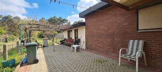 <p><span>Te renoveren woning met tuin op toplocatie Oude Baan 282</span></p><p><span>Bent u op zoek naar een woning die u volledig naar eigen smaak kunt renoveren? Dan is deze eigendom op de Oude Baan 282 beslist een kanshebber!</span></p><p><span>Bij het betreden van de woning komt u binnen in een inkomsas dat u meteen leidt naar de leefruimte. Hier kunt u genieten van de typische warmte en sfeer van een houthaard ideaal voor knusse avonden.</span></p><p><span>Aansluitend bevindt zich de keuken, die toegang biedt tot verschillende praktische ruimtes. Via een sas bereikt u enerzijds de badkamer, uitgerust met toilet, bad en lavabo met aansluitend de technische ruimte met stookolieketel en aansluiting voor de wasmachine. Verder geeft de keuken uit op de trappenhal, die extra bergruimte biedt en toegang geeft tot de eerste verdieping.</span></p><p><span>Op de eerste verdieping vindt u drie slaapkamers, die tal van mogelijkheden bieden voor een gezin of het inrichten van een bureau of hobbyruimte.</span></p><p><span>Buiten geniet u van een terras en tuin, bereikbaar via het sas naast de keuken. De tuin beschikt over een tuinhuis aansluitend aan de woning én een extra tuinhuis achteraan, voorzien van een smeerput ideaal voor hobbyisten of doe-het-zelvers.</span></p><p><span>Troeven van deze woning:</span></p><ul><li><span>Te renoveren naar eigen smaak en noden </span></li><li><span>3 slaapkamers </span></li><li><span>Ruime leefruimte met houthaard </span></li><li><span>Tuin met opslagruimte </span></li><li><span>Extra bergruimte aanwezig </span></li><li><span>De woning is via een servitudeweg bereikbaar </span></li></ul><p><span>De woning is momenteel perfect bewoonbaar, maar dient na aankoop aangepast te worden aan de hedendaagse normen en comforteisen.</span></p><p><span>Bent u niet bang om de handen uit de mouwen te steken en ziet u het potentieel van deze woning? Neem dan gerust contact op: 0484 35 70 67 of <span>Carolien@jemar.be</span></span></p><p><span> </span></p><p><span>“Dit pand kan onderhevig zijn aan de renovatieverplichting die door de Vlaamse overheid wordt opgelegd voor residentiële gebouwen. Consulteer voor meer informatie de website van het Vlaams Energie- en Klimaatagentschap via <span>https://www.energiesparen.be/renovatieverplichting-residenti%C3%ABle-gebouwen-2023</span></span><span>”</span></p><p><span> </span></p>