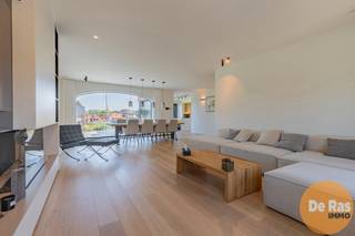 OTTERGEM – Deze adembenemende nieuwbouwwoning combineert tijdloze elegantie met state-of-the-art technieken. Tot in de puntjes afgewerkt met oog voor detail, biedt deze villa een instapklare woonervaring die luxe, comfort en functionaliteit harmonieus samenbrengt.<br /><br />Bij binnenkomst trekt de pivoterende deur meteen de aandacht – een architecturaal statement dat de toon zet voor de rest van de woning. De leefruimte baadt in natuurlijk licht en werd verfijnd afgewerkt met warme parketvloeren, een gezellige gashaard en grote raampartijen. Vloerverwarming zorgt overal voor aangename warmte en ultiem comfort. <br />De leefkeuken vormt het hart van de woning: een modern kookeiland met geïntegreerde wijnkoelkast en alle hedendaagse toestellen. Terwijl u kookt geniet u van een prachtig zicht op de tuin – een setting die uitnodigt tot culinair genieten én gezellige momenten met familie of vrienden.<br />De woning beschikt over 4 ruime slaapkamers, waaronder een luxueuze master suite met dressing, en 2 elegante badkamers die zijn ingericht met hoogwaardige materialen (mortex). <br />Voor wie thuiswerkt is er een aparte bureauruimte, afgezonderd van de leefruimte voor optimale rust.<br />Technisch is deze woning volledig futureproof. Een warmtepomp in combinatie met airco garandeert een perfect binnenklimaat in elk seizoen. Dankzij de aanwezigheid van zonnepanelen en een uitzonderlijk E-peil van slechts 2, geniet u van extreem lage energiekosten en draagt u bij aan een duurzame toekomst.<br />De woning is bovendien volledig onderkelderd, wat tal van mogelijkheden biedt: een fitnessruimte, hobbykamer, wijnkelder of extra bergruimte. Buiten wacht een oase van ontspanning met een zwembad, zonnig terras en een elegant poolhouse.<br /><br />Bovendien geniet u hier van een centrale ligging: scholen, winkels en belangrijke verbindingswegen bevinden zich op korte afstand. <br /><br />Mis deze unieke kans niet om te wonen in een woning waar luxe, comfort en duurzaamheid hand in hand gaan.<br /><br />Info en bezoek via kantoor: 053/60.65.60