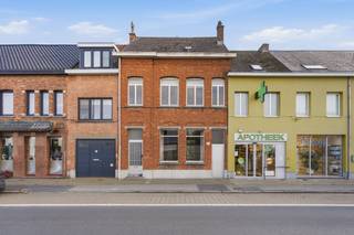 <p>Deze charmante te renoveren woning op een centrale ligging in Dendermonde biedt een mooie opportuniteit voor wie op zoek is naar ruimte, karakter en mogelijkheden. De absolute troef is het bijzonder ruime perceel van maar liefst 1.853 m².</p><p>Bij het betreden van de woning komt u in een royale inkomhal die toegang geeft tot de ruime eet- en leefruimte van ca. 33 m². Aansluitend bevindt zich de aparte keuken. Op de eerste verdieping vindt u drie zeer ruime slaapkamers. De tweede verdieping, ingericht als zolderruimte, beschikt over nog twee afzonderlijke ruime kamers die heel wat extra mogelijkheden bieden.</p><p>Dankzij de omvang van het perceel en de indeling van de woning vormt deze eigendom een interessante basis voor een renovatieproject waarbij u de charme van de woning kunt combineren met hedendaags wooncomfort. De centrale ligging in Dendermonde zorgt ervoor dat winkels, scholen, openbaar vervoer binnen handbereik zijn.</p><p>Ontdek de charme en het potentieel van deze woning en laat u verrassen door de ruimte die deze eigendom te bieden heeft.</p><p>Interesse? Neem snel contact op en plan jouw bezoek in!</p>