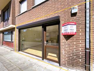 <p><span>OPTION - OPTION - OPTION</span></p><p><span> </span></p><p><span>TREVI LA Propriété vous présente à CHARLEROI, à deux pas du complexe commercial Ville 2, des établissements d’enseignement supérieur et de toutes les commodités, ce spacieux studio en duplex situé au sein de la Résidence Le Charlemagne. Il séduira les amateurs de volumes atypiques et les investisseurs à la recherche d’un bien prêt à l’emploi.</span></p><p><span> </span></p><p><span>Derrière sa façade discrète se cache un espace de vie particulièrement généreux. Développant 74 m² selon le PEB et réparti sur deux niveaux, ce bien profite d’une conception peu commune issue de son affectation d’origine comme petit magasin de quartier.</span></p><p><span> </span></p><p><span>Le rez-de-chaussée accueille une belle pièce de vie ouverte baignée de lumière, agrémentée d’une cuisine semi-équipée neuve Ikea et d’une salle de douche entièrement rénovée. La grande baie vitrée (à rendre partiellement opaque selon vos souhaits), équipée d’un volet électrique récent, contribue au confort et à l’intimité des lieux.</span></p><p><span> </span></p><p><span>Le niveau inférieur offre un remarquable espace polyvalent pouvant accueillir une chambre, un bureau, un dressing ou encore un coin détente selon les besoins de chacun. Aujourd'hui, un dressing intégré Ikea, une réserve, une cavette ainsi qu’un second WC avec lave-mains complètent cet étage particulièrement fonctionnel. Cette configuration originale procure une réelle sensation d’espace rarement rencontrée dans la catégorie des studios.</span></p><p><span> </span></p><p><span>Entièrement rafraîchi, libre d’occupation et immédiatement habitable, ce bien permet une installation rapide sans travaux. Les compteurs d’eau et d’électricité sont individuels, les châssis sont en double vitrage bois et le chauffage central au gaz assure un confort optimal tout au long de l’année.</span></p><p><span> </span></p><p><span>Que vous recherchiez votre premier logement, un pied-à-terre en ville ou un investissement locatif à proximité d’un important pôle étudiant et commercial, ce studio réunit de nombreux atouts. Son potentiel locatif estimé à environ 550 € hors charges par mois, ses volumes surprenants et sa situation stratégique en font une opportunité à découvrir sans tarder.</span></p><p><span> </span></p><p><span>Pour plus d'informations et/ou prévoir une visite, n'hésitez pas à téléphoner directement, 7 jours/7 entre 8h30 et 20h30, au délégué en charge de ce bien au 0490/11.70.22.</span></p><p><span> </span></p>
