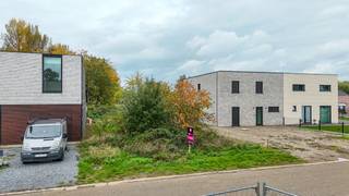<p>Bij ImmoFusion 7/7 “open huis” : klik op onze 3D-TOUR.<br /><br /><br />In de rustige en groene Aanhofstraat in Heusden-Zolder bevindt zich deze mooie bouwgrond van 554 m², geschikt voor een halfopen bebouwing. De grond ligt in een nieuwe verkaveling en biedt achteraan een fraai uitzicht op de omliggende bossen. De ligging combineert rust en natuur met een uitstekende bereikbaarheid: de oprit van de autosnelweg E314 bevindt zich op korte afstand. De locatie is centraal gelegen tussen Heusden, Houthalen en Zonhoven, waardoor alle voorzieningen zoals winkels, scholen en recreatie makkelijk bereikbaar zijn. De omgeving is bosrijk, rustig en kindvriendelijk, ideaal voor wie op zoek is naar een aangename woonomgeving met veel groen.</p>
<p>Bouwvoorschriften<br />- Type bebouwing: halfopen bebouwing<br />- Perceeloppervlakte: 554 m²</p>
<p>Hoofdgebouw<br />- Maximale bouwdiepte gelijkvloers: 15 meter<br />- Maximale bouwdiepte verdieping: 12 meter<br />- Maximale bouwhoogte tot aan de kroonlijst: 6,5 meter<br />- Daktype: plat dak</p>
<p>Aanbouw<br />- Maximale bouwlaag: 1 bouwlaag<br />- Maximale kroonlijsthoogte: 3,5 meter onder de kroonlijst van het hoofdgebouw<br />- Daktype: plat dak</p>
<br />
<p>Pluspunten:<br /><br />-Rustige ligging in een nieuwe verkaveling<br />-Achteraan uitzicht op een bosrijk gebied<br />-Groene en kindvriendelijke omgeving<br />-Centrale ligging tussen Heusden, Houthalen en Zonhoven<br />-Vlotte aansluiting met de autosnelweg E314<br />-Ruim perceel met mogelijkheden voor moderne architectuur<br />-Ideale combinatie van rust, natuur en bereikbaarheid<br /><br /><span>Maatregelen opgenomen in het Maatregelenregister: nee</span></p>
<p><span>Een bezichtiging ter plaatse of meer info, bel ons op 078/78.78.70, of kom gewoon binnen op ons kantoor, steeds welkom!</span></p>
