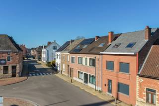 Ontdek dit ruime en instapklare duplexappartement met privatieve tuin en garagebox, gelegen in het hart van Erps-Kwerps. Met 167 m²...