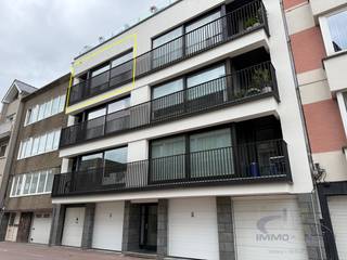 Dit volledig gerenoveerde appartement met twee slaapkamers is gelegen in een rustige straat op slechts 10 minuten wandelen van het strand. Het appartement beschikt over een ruime inkomhal, een lichtrijke woonkamer met open keuken en een praktische berging. Geniet bovendien van twee terrassen, zowel aan de voor- als achterzijde. Fietsenberging aanwezig. Een prachtig appartement op een uitstekende ligging! Maandelijkse kosten : € 800 huur +  € 125 syndic (inclusief voorschotten op de verwarming). Beschikbaar vanaf 15 september 2026. Voor alle info en bezoek : www.ensor.immo