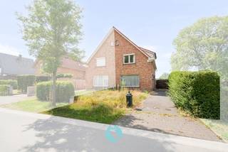 In de rustige, groene omgeving van Lovendegem (Lievegem) vindt u deze knusse woning met tuin en garage terug.Uitstekend gelegen nabij de dorpskern...