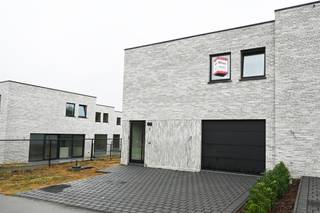 <p>Deze halfopen nieuwbouwwoning combineert hedendaags wooncomfort met een vooruitstrevende energie-efficiëntie. Dankzij het negatief E-peil woon je bijzonder zuinig, met een minimaal energieverbruik en een maximaal wooncomfort. De BEN-woning is uitgerust met de nieuwste duurzame technologieën, waaronder zonnepanelen, een warmtepomp, ventilatiesysteem D met warmterecuperatie, 3-dubbele zonwerende beglazing, regenwaterrecuperatie en een aansluiting voor een laadpaal.<br /><br />Bij het binnenkomen van de woning kom je in de inkomhal met gastentoilet, die toegang geeft tot een lichtrijke leefruimte met eetgedeelte en een prachtig zicht op de tuin. De grote raampartijen zorgen voor een overvloed aan natuurlijk licht en creëren een aangename woonbeleving. De volledig ingerichte moderne keuken heeft een aansluitende berging/wasplaats die tevens dienst doet als technische ruimte.<br /><br />Op de eerste verdieping bevinden zich drie slaapkamers, een berging/dressing en een badkamer met bad en douche. Buiten geniet je van een volledig omheinde oost gerichte tuin  <br />met terras waar je in alle rust kan ontspannen. Voor de wagens is er een garage en twee parkeerplaatsen voorzien. <br /><br />EPC -2 kWh/m²- label A+<br />Grondwaarde: 130.000€ + 12% registratierechten + constructiewaarde: 405.000€ + 21% BTW<br />WGlk-Gdv-Gvv-Gvkr</p>
