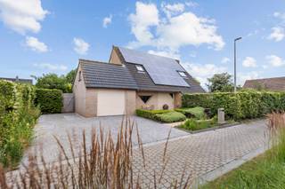 Prachtig gelegen, tijdloze open bebouwing vlakbij de Spuikom in Bredene.Deze rustig gelegen villa ligt in een doodlopende straat aan het begin van de...