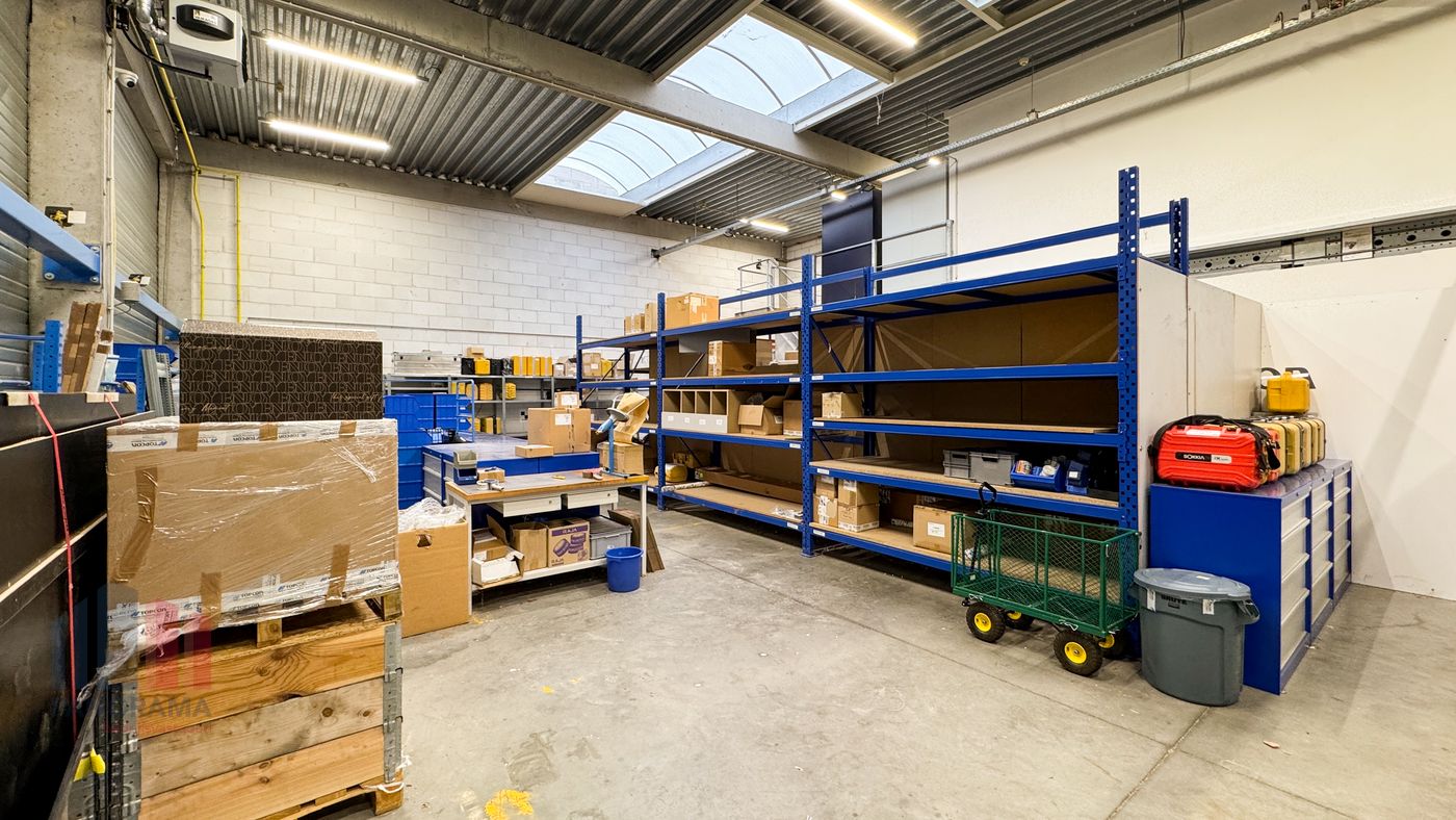 KMO-UNIT MET 250 m²  MAGAZIJN EN 60 m² INGERICHTE KANTOREN OP TOPLOCATIE - foto 5