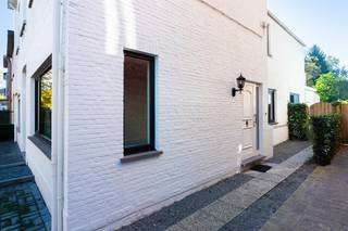 Deze mooie woning is gelegen nabij het centrum van Brasschaat. U komt binnen in een inkomhal die toegang geeft tot een living met zit- en eetgedeelte. Veel lichtinval maakt dit een gezellige zonnige ruimte. Aansluitend een goed uitgeruste keuken met ontbijtbar. Hier is een ingemaakte opbergkast. Achtergelegen een berging voor uw wasmachine. De badkamer is helemaal opgefrist en heeft een lavabo met meubel, een toilet en douche. Buiten is een fijne overkapping waar u al snel heerlijk buiten kunt zitten. Achtergelegen een ruime tuin. Boven zijn 3 slaapkamers en een zolder met vlizotrap te betreden. <br />Elektriciteit, gas en water zelf af te sluiten. <br />EPC D - 20260907-0003818320-RES-1 387 kWh/M2 jaar. <br />Interesse in een bezoekje. Bel Chantal 0468/156151 of e-mail naar info@domus-immobilien.be.