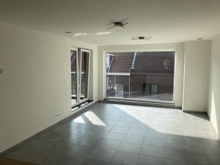 Op de tweede verdieping van dit recente gebouw wacht u een appartement dat zijn 95 m² met overtuiging én een vleugje charme presenteert. Bereikbaar via lift én trap – voor wie graag kiest tussen comfort en cardio – betreedt u hier een woonst die functionaliteit en verfijning moeiteloos combineert.<br />Via de inkomhal met gastentoilet komt u in een lichtrijke leefruimte waar zon en gezelligheid vaste bewoners zijn. De volledig geïnstalleerde eetkeuken – uitgerust met vaatwasser, koelkast, diepvriezer, oven, kookplaat met dampkap en meer – staat paraat voor zowel snelle ontbijtjes als culinaire hoogstandjes. Aansluitend geniet u van een overdekt terras van ca. 10 m²: ideaal voor een koffie in de ochtendzon of een aperitief zonder weerszorgen.<br />De nachthal leidt u naar een ruime berging/wasplaats (orde is hier geen optie, maar een evidentie), een volledig uitgeruste badkamer met zowel bad als douche – want kiezen is soms verliezen – en twee volwaardige slaapkamers waar rust centraal staat.<br />Achteraan het gebouw beschikt u over een private parkeerplaats én een afgesloten fietsenstalling. Bovendien zorgen zonnepanelen voor een energiezuinige werking: goed voor het milieu én voor uw energiefactuur.<br />Beschikbaar vanaf 01/05/2026. Vaste kosten: €50/maand.<br />Interesse? Schrijf u vandaag nog in als kandidaat via onze website en ontdek zelf hoe comfortabel wonen ook lichtvoetig kan zijn.