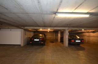 Vlot bereikbare autostaanplaats gelegen op niveau -1 in de Res. Coudekercke.Ruime staanplaats met ca 9,5m diepte. afhankelijk van het type wagen...