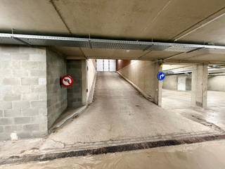 Zoek je een veilige en handige plek om je wagen te parkeren in het bruisende centrum van Hasselt? Dan is deze ondergrondse autostaanplaats met inrit via de Burgemeester Bollenstraat de ideale oplossing!<br /><br />Belangrijkste Kenmerken: <br /><br />- Locatie: Een perfecte ligging nabij de kleine ring van Hasselt. Dankzij de strategische positie ben je op wandelafstand van de winkelstraten, het station en de gezellige Grote Markt.<br /><br />- Toegankelijkheid: De in- en uitrit met de wagen bevindt zich aan de Burgemeester Bollenstraat, wat zorgt voor een vlotte verbinding met de belangrijkste invalswegen.<br /><br />- Unieke troef voor voetgangers: Wanneer u de garage te voet verlaat, geniet u van een dubbele ontsluiting. U kunt kiezen voor de uitgang aan de Thonissenlaan of de uitgang aan de Burgemeester Bollenstraat. <br /><br />- Veiligheid: De staanplaats bevindt zich in een afgesloten, ondergrondse parkeergarage.<br /><br />- Comfort: Nooit meer zoeken naar een parkeerplek of betalen voor straatparkeren. Uw wagen staat altijd veilig en droog op een vaste plek.<br /><br />Extra info: <br /><br />- Ondergrondse autostaanplaats<br />- Meteen beschikbaar<br />- Optie tot huren van meerdere autostaanplaatsen <br /><br />De snelste manier om een bezoek te brengen aan deze autostaanplaats? Vraag je bezoek aan via de rode knop op onze website (www.dewaele.com).<br /><br />Telefonisch kunnen er geen afspraken gemaakt worden. Bij andere vragen kun je ons telefonisch contacteren via 011 30 50 50.<br /><br />Tot binnenkort!