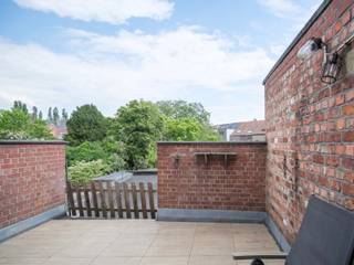 <p>Dit instapklare duplex appartement nabij het UZ combineert ruimte, licht en een uitstekende ligging. Gelegen in een bijzonder rustige straat met enkel lokaal verkeer, woont u hier in alle sereniteit, terwijl u toch op amper 500 meter van de belangrijkste verbindingswegen zit. Winkels, een grootwarenhuis en het UZ Gent bevinden zich bovendien vlakbij, wat zorgt voor een uiterst praktische en gegeerde locatie.</p>
<p>Het appartement zelf strekt zich uit over twee verdiepingen en biedt een aangename, open leefruimte waar living, eetplaats en keuken naadloos in elkaar overvloeien. Dankzij de grote raampartijen geniet u hier van een overvloed aan natuurlijk licht, wat zorgt voor een warme en uitnodigende sfeer. Met twee volwaardige slaapkamers is er voldoende ruimte voor zowel een koppel, een klein gezin als wie extra plaats wenst voor een bureau of hobbyruimte.</p>
<p>Een absolute meerwaarde is het leuke terras, waar u in alle rust kan genieten van het buitenleven. Het appartement bevindt zich in goede staat en is volledig instapklaar, waardoor u zonder zorgen kan verhuizen. Bovendien werden zonet alle ramen vernieuwd en de gevels van het gebouw nog volledig geïsoleerd, wat niet alleen het wooncomfort maar ook de energiezuinigheid aanzienlijk ten goede zal komen.</p>
<p>Kortom, een lichtrijk en verzorgd duplex appartement met terras, op een topligging in Gent, ideaal voor wie comfortabel en centraal wil wonen in alle rust.</p>