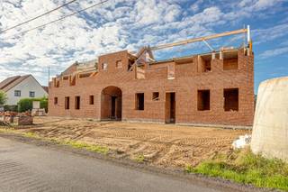 <p><span><strong>VERDER AF TE WERKEN RUIME VILLA OP LANDELIJK ZUID-WESTPERCEEL VAN 2308 M²<br /><br /><em>Onderstaande beschrijving is gebaseerd op de indeling en inrichting zoals deze voorzien was op de plannen. </em><br /><em>De woning wordt in de huidige toestand verkocht. Uiteraard kan u deze prachtige villa verder afwerken naar eigen smaak en wensen. </em><br /><br /></strong>De woning bevindt zich momenteel in ruwbouwfase en wordt verkocht in de huidige toestand. Hierdoor krijgt u als koper de unieke mogelijkheid om de woning volledig naar eigen smaak, stijl, budget en woonbehoeften af te werken.</span></p>
<p><span>De ruime oppervlaktes, de vele slaapkamers en de aanwezigheid van twee afzonderlijke leefgedeeltes met open keuken maken deze woning bovendien bijzonder geschikt voor een groot gezin, kangoeroewonen, een combinatie van wonen en werken of wie simpelweg nood heeft aan veel ruimte.</span></p>
<p><span><strong>GELIJKVLOERS</strong></span></p>
<p><span>Via de ruime inkomhal van 12 m², met gastentoilet, komt u in de eerste royale leefruimte van maar liefst 69 m², voorzien van een open keuken. Deze ruimte biedt volop mogelijkheden voor een ruime, lichtrijke leefomgeving met keuken, eetplaats en salon.</span></p>
<p><span>Verder bevinden zich op dit niveau een hobbykamer van 12 m² en een praktische berging van 9,5 m².</span></p>
<p><span>Een tweede inkomhal van 7 m², eveneens met gastentoilet, geeft toegang tot een tweede leefgedeelte van 41,5 m², opnieuw voorzien van een open keuken. Dit gedeelte beschikt daarnaast over een ruime berging van 17 m², een slaapkamer van 17,5 m² en een badkamer van 8 m² met dubbele lavabo, douche en ligbad.</span></p>
<p><span>De inpandige garage van maar liefst 32,5 m² biedt plaats aan twee wagens.</span></p>
<p><span>EERSTE VERDIEPING</span></p>
<p><span>De verdieping omvat maar liefst vijf slaapkamers, waaronder:</span></p>
<ul>
<li><span>slaapkamer 2: 14,5 m² met dressing van 11 m²</span></li>
<li><span>slaapkamer 3: 22 m²</span></li>
<li><span>slaapkamer 4: 13 m²</span></li>
<li><span>slaapkamer 5: 17,5 m²</span></li>
<li><span>bureau / slaapkamer 6: 17,5 m²</span></li>
</ul>
<p><span>Daarnaast zijn er nog twee volwaardige badkamers: een badkamer van 12 m² met douche, toilet en lavabo en een ruime badkamer van 17,5 m² met douche, ligbad en dubbele lavabo.</span></p>
<p><span>Een bijkomende berging van 11 m² vervolledigt deze verdieping.</span></p>
<p><span><strong>POSITIEVE ASPECTEN</strong></span></p>
<ul>
<li><span>Zuid-Perceel van 2.308 m²</span></li>
<li><span>Zeer ruime villa met tal van mogelijkheden</span></li>
<li><span>6 slaapkamers / bureauruimte</span></li>
<li><span>3 badkamers</span></li>
<li><span>2 afzonderlijke leefruimtes met open keuken</span></li>
<li><span>Dubbele inpandige garage</span></li>
<li><span>Nog volledig naar eigen smaak en budget af te werken</span></li>
<li><span>Ideaal voor groot gezin, kangoeroewonen of combinatie wonen/werken</span></li>
</ul>
<p><span><strong>Een uitzonderlijk ruime woning met een enorm potentieel, waarbij u als koper nog alle vrijheid heeft om het interieur volledig vorm te geven volgens uw eigen stijl en woonwensen.</strong></span></p>
<p><strong> </strong></p>