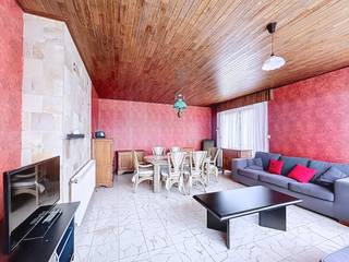 Met 3 slaapkamers, een gunstige EPC-score D en een uitstekende bereikbaarheid, is dit een kans die u niet mag missen.Indeling:- inkom- gastentoilet- lichtrijke leefruimte met zit- en eethoek- keuken- inpandige garage- aanbouw- afzonderlijke garageVerdiep:- 3 ruime slaapkamers- badkamer met ligbad en lavabo- wasruimte en bergingTroeven:- overal dubbel glas- recent vernieuwde CV-installatie op gas- EPC D: geen renovatieverplichting- 2 garages- 3 ruime slaapkamers- open bebouwingGelegen in de dorpskern van Ursel, bevindt u zich op loopafstand van alle essentiële voorzieningen en vlotte verbindingen:- Bakker, slager, apotheek en een Spar-supermarkt liggen "om de hoek"- Op slechts 10 minuten rijdt u de Aalter-E40 op, wat pendelen naar Gent, Brugge of Brussel kinderspel maakt- Ursel vormt het ideale middelpunt tussen Eeklo, Aalter, Maldegem en ZomergemWaarom kiezen voor Urselseweg 247?Dit pand is de ideale match voor wie de handen uit de mouwen wil steken en op zoek is naar een waardevaste investering. U koopt niet alleen een huis, maar een strategische plek in een levendige gemeente met een vlotte ontsluiting.Bent u klaar om dit renovatieproject om te toveren tot uw ideale thuis?Neem vandaag nog contact op voor een bezoek ter plaatse en ontdek de mogelijkheden van deze open bebouwing!Bestuursmaatregelen in het maatregelenregister: in aanvraag