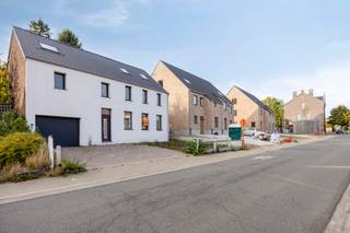 In het rustige en groene Sint-Agatha-Rode, bevindt zich deze volledig gerenoveerde en instapklare woning met maar liefst zes slaapkamers. Met...