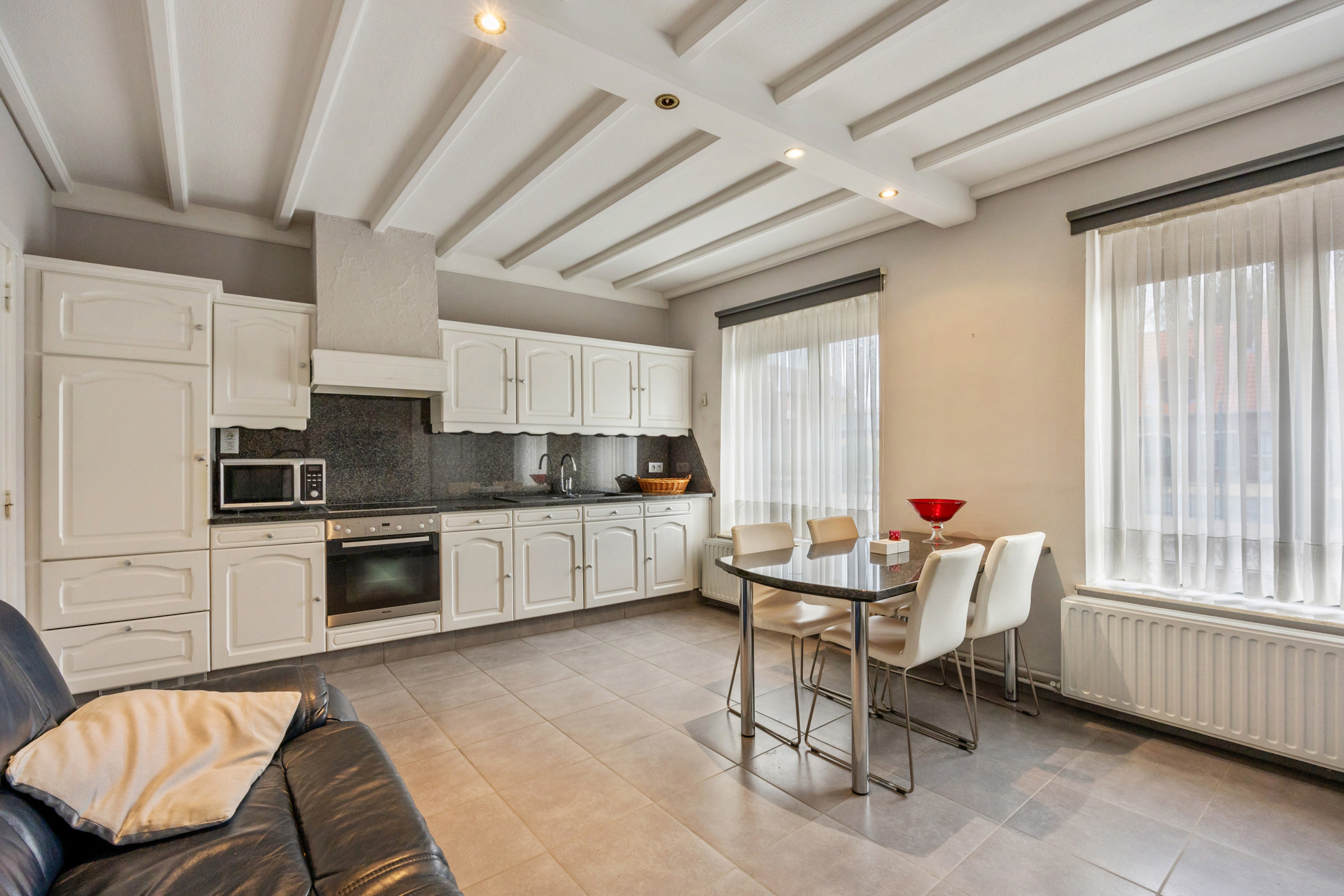 Ruime eengezinswoning met authentieke charme in Koninksem - foto 3