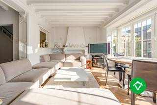 Dit prachtige triplex appartement in het hart van Torhout is een unieke kans voor wie op zoek is naar ruimte en comfort. Met maar liefst 5 slaapkamers biedt dit appartement voldoende ruimte voor een groot gezin of voor wie graag extra ruimte heeft.<br /><br />Het appartement is verdeeld over vier verdiepingen, wat zorgt voor een optimale indeling van de ruimte. Op de eerste verdieping bevindt zich de ruime woonkamer, die veel natuurlijk licht binnenlaat dankzij de grote ramen. De keuken is volledig uitgerust met moderne apparatuur en biedt voldoende ruimte om te koken en te genieten van maaltijden met het hele gezin, ook is er een zeer groot terras aanwezig.<br /><br />Op de tweede verdieping bevinden zich drie slaapkamers, een badkamer en een wasplaats. De slaapkamers zijn ruim en bieden voldoende opbergruimte. De badkamer is voorzien van een ligbad en wastafel.<br /><br />Op de derde verdieping zijn nog twee slaapkamers te vinden, die ideaal zijn voor oudere kinderen of gasten. <br /><br />Op de vierde verdieping is er ook nog een extra ruimte (volledige zolderverdieping die te bereiken is met een vaste trap) die kan dienen als speelkamer, bureau of opbergruimte.<br /><br />Iedere verdieping is voorzien van een toilet. Er is een mogelijkheid om een garage bij aan te kopen. <br /><br />Het appartement is gelegen op de markt van Torhout, op wandelafstand van winkels, scholen en openbaar vervoer. <br />Kortom, dit triplex appartement in Torhout biedt alle comfort en ruimte die je zoekt. Ideaal voor wie op zoek is naar een ruime woning op een centrale locatie. De apotheek is niet inbegrepen in deze verkoop.