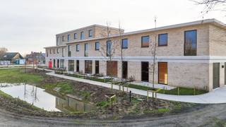 Danneels bouwde deze halfopen bebouwing in moderne stijl in ons toekomstgerichte nieuwbouwproject ‘Bosveld’ in Aalst. Een residentiële en groene omgeving, dicht bij het stadscentrum en alle voorzieningen.  <br /><br />Deze woning kan <strong>in enkele maanden woonklaar</strong> worden afgewerkt volgens jouw smaak en wensen. <br /><br />Deze woning is rustig gelegen, middenin een <strong>mooie parktuin</strong> en bijzonder functioneel ingedeeld. Zithoek, eetkamer en keuken vormen een mooi geheel dat optimaal in verbinding staat met de zuid gerichte tuin en het terras.<br /><br />Op de verdieping hebben we <strong>drie ruime slaapkamers</strong>, een badkamer, berging en een apart toilet. Bij de woning hoort ook een buitenberging, een autostaanplaats én een fietsenberging.<br /><br />Een geothermische warmtepomp, vloerverwarming, zonnepanelen en slimme ventilatie zorgen voor een optimaal comfort en een lage energiefactuur.<br /> 