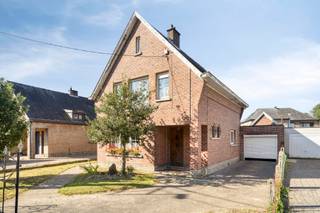 Cette maison ouverte à rénover offre une excellente base pour ceux qui recherchent une maison avec du potentiel. Avec pas moins de 3 chambres, une large allée et une situation favorable près des axes routiers importants, cette maison dispose de plusieurs atouts pour les familles, les jeunes acheteurs ou les bricoleurs souhaitant réaliser leur propre projet de vie.DispositionRez-de-chaussée- Hall d'entrée- Séjour- Cuisine- Véranda1er étage- Hall de nuit- 2 grandes chambres et 1 petite chambre- Salle de bain2ème étage- Grenier de stockageEnvie de retrousser vos manches et de transformer complètement une maison en votre propre maison de rêve ?Planifiez votre visite dès aujourd'hui via le lien ( https://albert.immo/listing/dwelling-for-sale-9420-erpe-mere-7820262 ) ou contactez directement Kristof via kristof.de.clercq@albert.immo.