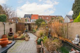 In een rustige, doodlopende straat vlak bij het centrum van Schoten vind je deze degelijke gezinswoning met mooie lichtinval, grote inpandige...