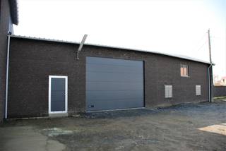 Prijs : 450 €/maand + 21 % BTW (maandelijkse facturatie door de eigenaar)<br />Deze<strong> ruime geïsoleerde lood</strong>s heeft een <strong>opp. van 100m²</strong>. <br />Zij is voorzien van een 1 <strong>sectionale poort</strong>.  De <strong>elektriciteit is volledig nieuw (drijfkracht is aanwezig)</strong>. Verder zijn er ruime <strong>oprijmogelijkheden</strong> en <strong>parkeermogelijkheden</strong> aan de voorzijde van de loods. Verschillende loodsen aanwezig op domein