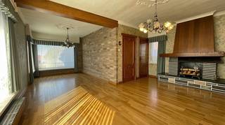 Charmante woning met grote garage/werkhuis op toplocatie.<br />(met mogelijkheid om achterliggende weide van 30are bij te kopen)<br /><br />Bent u op zoek naar een woning met karakter, ruimte en tal van mogelijkheden? <br />Houdt u van dieren? <br />Dan is deze woning zeker een aanrader.<br />Deze woning heeft een tuin, grote garage/werkhuis en biedt een unieke kans voor wie houdt van buitenleven, hobbyruimte of het houden van dieren.<br /><br />Indeling gelijkvloers:<br />Via de inkomhal betreedt u de gezellige woning met een lichtrijke zithoek en eetplaats. <br />Aansluitend bevindt zich de keuken en een praktische stookplaats. <br />Daarnaast is er een extra kamer die perfect kan dienen als tweede zithoek, hobbyruimte of ruime berging. <br /><br />Vanuit de woning heeft u toegang tot een knus overdekt terras waar het heerlijk vertoeven is.<br /><br />Bovendien is er een uitzonderlijk grote garage/werkhuis van maar liefst 133 m², perfect voor zelfstandigen, hobbyisten of opslag.<br /><br />Verdieping:<br />Op de eerste verdieping vindt u 3 slaapkamers en een badkamer.<br /><br />Extra troeven:<br />Woning met veel potentieel (op te frissen naar eigen smaak)<br />Groot werkhuis/garage van 133 m²<br /><br />Vlotte verbinding naar autosnelweg richting Leuven en Brussel<br /><br />Deze eigendom combineert ruimte, ligging en mogelijkheden – een buitenkans voor wie op zoek is naar een woning met karakter en uitbreidingspotentieel.<br /><br />Prijs bespreekbaar!<br />Interesse? Contacteer ons voor een bezoek!<br /><br />Unieke extra troef:<br />Als koper van deze woning kan u optioneel een weide van +/- 30are apart bijkopen (prijs bespreekbaar).<br />Ideaal voor dierenliefhebbers of wie op zoek is naar rust en ruimte. <br /><br />EPC: 746 kWh/m² - UC: 20230730-0002954032-RES-1<br />(Woongebieden met landelijk karakter/agrarische gebieden-Vergunning-Geen verkavelingsvergunning-Voorkooprecht-Geen rechterlijke herstelmaatregel of bestuurlijke maatregel opgelegd)<br />Deze woning is onderworpen aan de renovatieverplichting van de Vlaamse overheid voor residentiële gebouwen (behoudens bij sloop binnen 5 jaar na aankoop). Meer info via de website van het Vlaams Energie- en Klimaatagentschap.<br />Bestuursmaatregelen in het maatregelenregister: nee