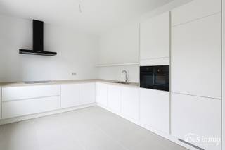 Op de derde verdieping van een recent gerenoveerd gebouw bevindt zich dit volledig vernieuwde appartement met een zonnig terras van ca. 5m²...