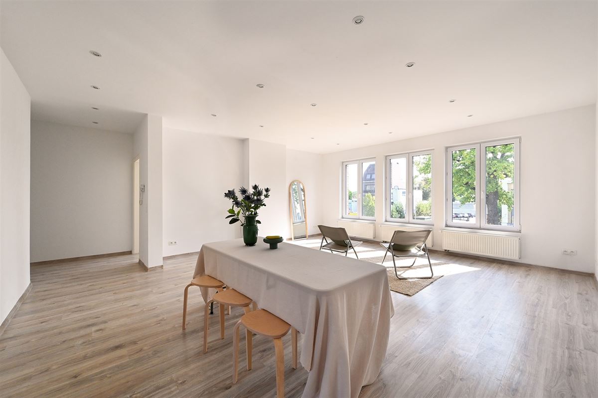 Ruim en lichtrijk appartement te Merksem - foto 3