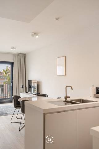 Gelegen in de gegeerde Keyenveldstraat in Elsene, op een uitstekende locatie tussen de Louizalaan, het Fernand Cocqplein en de gezellige Place Boniface, bevindt zich dit charmante 1-slaapkamerappartement in een recent gebouw uit 2020.<br />De ligging is bijzonder centraal en biedt een ideale combinatie van rust en stadsleven. Talrijke handelszaken, supermarkten, cafés en restaurants bevinden zich op wandelafstand, terwijl ook het openbaar vervoer en de belangrijkste Brusselse verkeersassen vlot bereikbaar zijn.<br />Het appartement bevindt zich op de derde verdieping en geniet dankzij de ligging van bijzonder aangename zichten. Vanuit de leefruimte en het terras is er een mooi en vrij uitzicht met westgerichte oriëntatie, terwijl de slaapkamer uitkijkt op de rustige binnentuin.<br />Het appartement omvat:<br />een inkomhal met vestiaire, een afzonderlijk toilet, een ruime en lichtrijke leefruimte, een open, volledig uitgeruste keuken van bulthaup, een aangenaam westgericht terras, 1 slaapkamer met zicht op de binnentuin, een douchekamer en een praktische berging.<br />Een privatieve kelder op niveau -1 en een gemeenschappelijke fietsenberging vervolledigen het geheel.<br />Het appartement is momenteel verhuurd maar kan vrij zijn bij akte.<br />Een ideaal appartement voor wie op zoek is naar comfort, licht, een kwalitatieve afwerking en een uitstekende ligging in het hart van Elsene, op wandelafstand van de levendige Brusselse binnenstad.