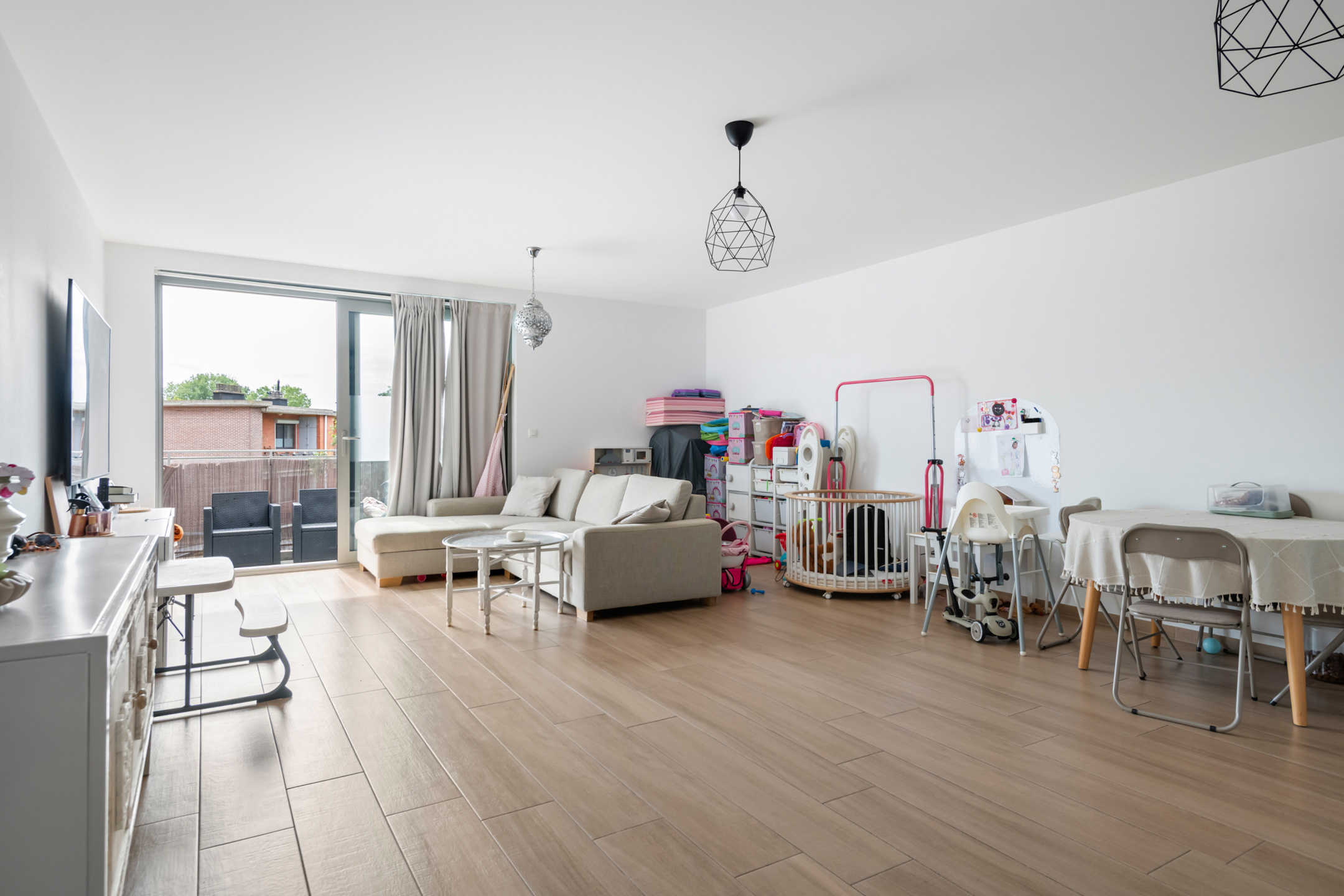 Verzorgd & recent 2 slaapkamer appartement met terras en autostaanplaats. - foto 5
