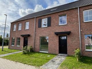 Nieuwbouwwoning (gesloten bebouwing) omvat inkomhal met gastentoilet, woonkamer met open ingerichte keuken, berging/wasplaats,...
