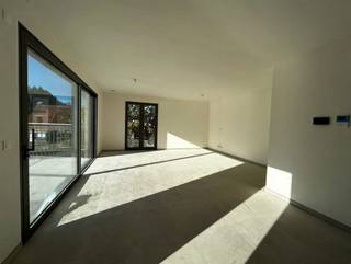 <p><span>6 BEN appartementen in een stijlvolle en hedendaagse architectuur, die focust op kwaliteitsvol wonen met veel aandacht voor licht en lucht.</span></p><p><span> </span></p><p><span>INDELING</span></p><p><span> </span></p><p><span>Inkomhal met toilet. Drie slaapkamers en één badkamer. Technische berging en aparte berging. Ruime living met aansluitend terras van ca. 36 m².</span></p><p><span> </span></p><p><span>Bijzonderheden:</span></p><p><span> </span></p><p><span>-Individuele zonnepanelen</span></p><p><span>-Geothermische warmtepomp</span></p><p><span>-Vloerverwarming</span></p><p><span>-Ventilatie</span></p><p><span>-Eerste bewoning</span></p><p><span> </span></p><p><span>BTW-vermelding:</span></p><p><span> </span></p><p><span>6%</span></p><p><span>-Grondaandeel: € 123.000 + 12% = € 137.760</span></p><p><span>-Constructie: € 394.500 + 6% = € 418.170</span></p><p><span>Totaal: € 555.930</span></p><p><span> </span></p><p><span>21%</span></p><p><span>-Grondaandeel: € 123.000 + 12% = € 137.760</span></p><p><span>-Constructie: € 394.500 + 21% = € 477.345</span></p><p><span>Totaal: € 615.105</span></p><p><span> </span></p>
