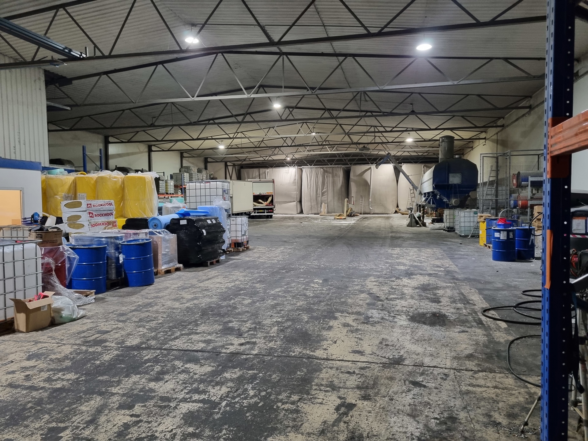 TE HUUR: BEDRIJFSGEBOUW VAN 1420M² - foto 3