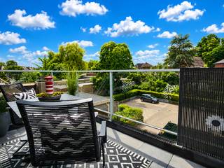 ZAT 4/7 - BEZOEKDAG OP AFSPRAAK 0488 85 81 84 Op zoek naar een instapklaar appartement waar comfort en een uitstekende ligging samenkomen? Dan is dit verzorgd appartement op de tweede verdieping zeker een bezoek waard. Gelegen aan de rand van het centrum van Aalst geniet u hier van een vlotte bereikbaarheid, terwijl u toch rustig woont. De lichtrijke leefruimte, de volledig uitgeruste keuken en de praktische indeling zorgen voor een aangenaam woongevoel. Verder beschikt het appartement over een ruime slaapkamer, een badkamer met dubbele lavabo en douche, een apart toilet en twee handige bergingen, waarvan één perfect als dressing kan dienen. De zuidoost georiënteerde terrassen vormen een heerlijke plek om van de zon te genieten. Dankzij de twee airco's (warmte en koeling), de hoogrendementsketel en de conforme elektriciteit geniet u bovendien van hedendaags wooncomfort. Een private staanplaats is inbegrepen en er is de mogelijkheid om een garage bij te huren. Ook een gemeenschappelijke fietsen- en afvalberging zijn aanwezig. Een ideale opportuniteit voor eigen bewoning of als investering! Voor meer inlichtingen of een afspraak op de kijkdag bel 0488 85 81 84.