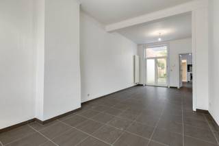 <span><span>Op een unieke locatie aan de rand van het historische centrum van Ieper bevindt zich deze gezellige woning met een prachtig uitzicht op de waterloop. Dankzij haar centrale ligging geniet u van alle stadsvoorzieningen op wandelafstand, terwijl u thuis tot rust komt met zicht op de ruime tuin.<br /><br />Bij het betreden van de woning komt u in de inkomhal, die toegang biedt tot de lichtrijke <strong>leefruimte</strong>. Grote raampartijen zorgen voor een aangename sfeer en een mooi uitzicht op de tuin. Aansluitend vindt u de <strong>keuken</strong>, die verbonden is met de <strong>badkamer</strong>, uitgerust met lavabo, douche en ligbad, evenals een afzonderlijk <strong>gastentoilet</strong>.<br /><br />Op de eerste verdieping bevinden zich <strong>twee volwaardige en ruime slaapkamers</strong>, aangevuld met een apart toilet. De tweede verdieping herbergt een <strong>derde slaapkamer</strong> en een praktische berging, ideaal als extra opslagruimte of hobbykamer.<br /><br />Voor de woning zijn bovendien voldoende parkeermogelijkheden aanwezig.<br /><br />Bent u op zoek naar een sfeervolle woning met karakter, een mooie buitenruimte en een topligging in het centrum van Ieper? Dan is deze eigendom zeker een bezoek waard.<br /><br />Neem gerust contact op met ons kantoor voor meer informatie of een bezichtiging.</span></span>
