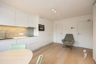 <p><span>Vous cherchez un investissement de qualité sans soucis ou un logement confortable à Louvain ? Ce studio élégant situé au 19, Bankstraat fait partie d'un bâtiment entier qui sera entièrement rénové en 2025 avec des matériaux de haute qualité et selon les règles de l'art.</span></p><p><span>Le studio meublé est optimalement agencé et dispose d'un espace de vie lumineux avec un lit rabattable (sans matelas), un bureau avec chaise, un placard et un coin petit-déjeuner agréable avec table et chaises. La kitchenette moderne est entièrement équipée avec une plaque de cuisson, un réfrigérateur, un lave-vaisselle et un four combiné. De plus, le studio est doté d'un éclairage LED économe en énergie, d'un lavabo encastré et d'une salle de bain soignée avec douche et toilettes.</span></p><p><span>Grâce à l'unité Panasonic, vous bénéficiez d'un climat intérieur agréable tout au long de l'année avec chauffage, refroidissement et climatisation.</span></p><p><span>De plus, le bâtiment dispose d'un espace de stockage commun et d'un local à vélos pratique.</span></p><p><span>L'emplacement dans la calme Bankstraat allie confort résidentiel et excellente accessibilité. À distance de marche et à vélo se trouvent le centre-ville, les campus, les transports en commun, les magasins et les possibilités de loisirs, tout en profitant d'un environnement résidentiel agréable et silencieux.</span></p><p><span>Atouts :</span></p><ul><li><span>Bâtiment entièrement rénové (2025) </span></li><li><span>Finitions et matériaux de haute qualité </span></li><li><span>Entièrement meublé </span></li><li><span>Cuisine équipée moderne </span></li><li><span>Chauffage, refroidissement et climatisation via unité Panasonic </span></li><li><span>Espace de rangement commun et local à vélos </span></li><li><span>Emplacement calme et attractif près du centre de Louvain </span></li></ul><p><span>Un studio idéal pour l'occupation personnelle, des enfants étudiants ou comme investissement intéressant à Louvain.</span></p>